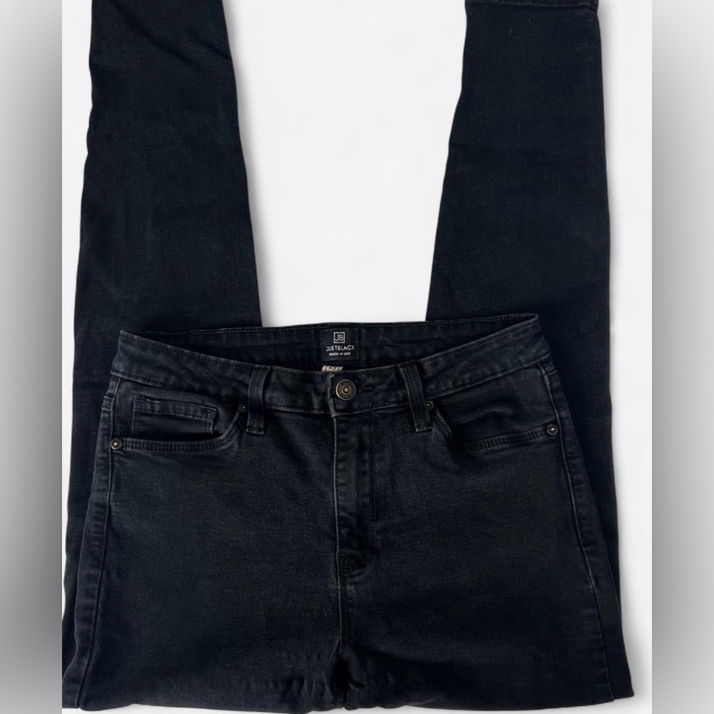 black, high-waisted skinny jeans from the brand JUSTBLACK.